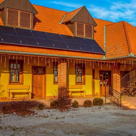 Nosztalgia Vendeghaz Hotell Zalaegerszeg Exteriör bild