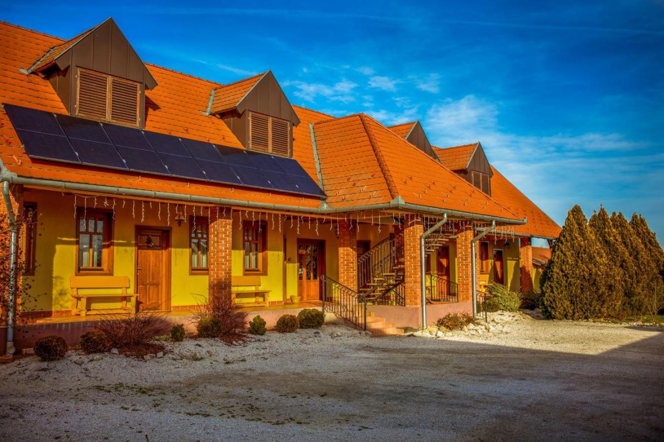 Nosztalgia Vendeghaz Hotell Zalaegerszeg Exteriör bild