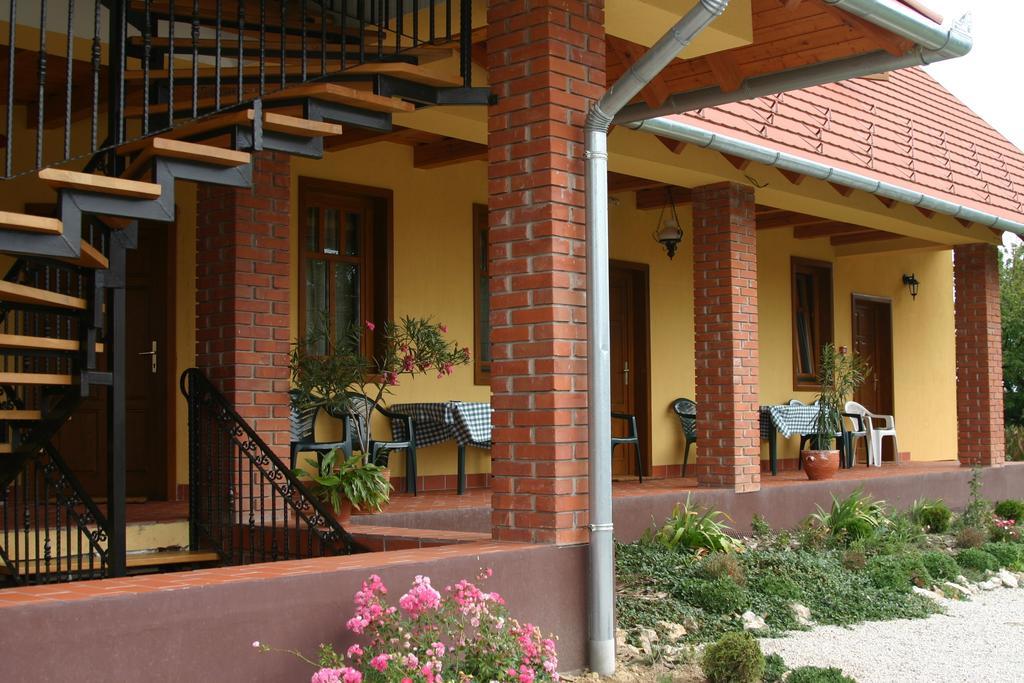 Nosztalgia Vendeghaz Hotell Zalaegerszeg Exteriör bild